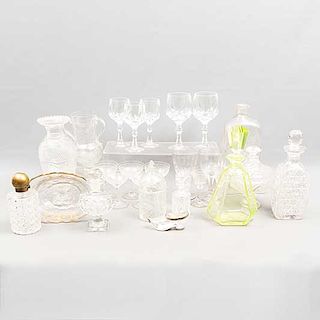 Lote de 27 piezas. Siglo XX. Elaboradas en cristal y vidrio. Consta de: bombonera, dulcero, florero, 2 jarrones, 3 licoreras, otros.