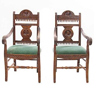 Par de sillones. Francia. Siglo XX. En talla de madera de roble. Con respaldos semiabiertos y asientos acojinados en tapicería verde.