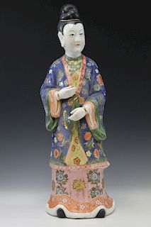 Chinese famille rose porcelain figure of women, Jiaqing mark.