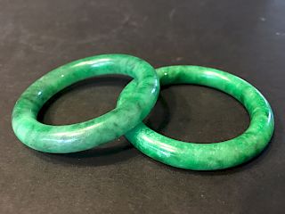 FINE Chinese Pair Green Jade (Feicui) Bangles, 2 1/8" -1 5/8" diameter