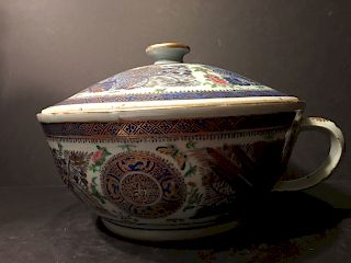 OLD Large Chinese Fitzugh Blue and White Chamber pot with lid, 19th century