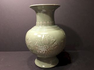 LARGE Chinese Monochrome Yue Kilt Qing Ci Porcelain vase, Chen Pengfei