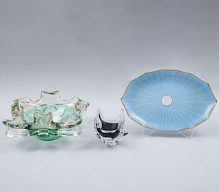 Lote de centros de mesa. Siglo XX. 2 Elaborados en cristal de murano diseño orgánico y charola oval en vidrio con filo dorado. Pz: 3
