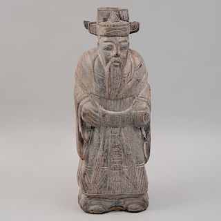 Escultura de Confucio. Siglo XX. Talla en madera con esgrafiados. 53 cm de altura.