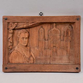 Retablo de Catedral con personaje masculino. Talla en madera acabado crudo con remaches. 45 x 63 cm
