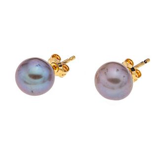Par de broqueles con perlas en oro amarillo de 14k. 2 perlas cultivadas de color gris de 8 mm. Peso: 2.4 g.