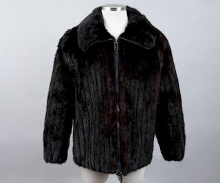 Jacket con cierre elaborado en piel de mink, de la marca Kamchatka. Talla aproximada: Mediana
