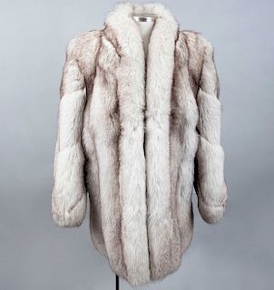 Abrigo 3/4 de largo, elaborado en piel de zorro plateado. Talla aproximada: Mediana.