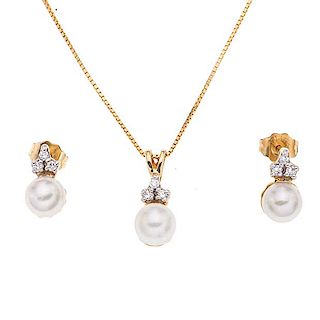 Collar, pendiente y par de aretes con perlas y diamantes en oro amarillo de 14k. 3 perlas cultivadas dr color blanco de 5 mm. 9...