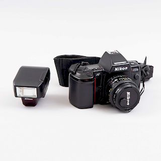 Lote de artículos fotográficos. Consta de: Nikon AF 52 mm y flash Speedlight SB-23 con funda.