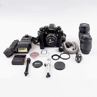 Lote de artículos fotográficos. Consta de: Nikon F3/Cámara fotográfica análoga 35 mm, lente 70-210 mm, lente 28 mm. Pz: 6