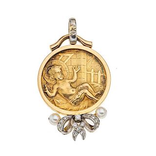 Medalla con perlas y diamantes en oro amarillo y blanco de 14k y 16k. 2 perlas cultivadas color crema de 3 mm. 18 diamantes cort...