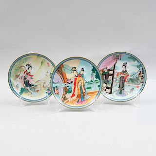 Juego de platos decorativos. Japón, Ca. 1986. Elaborados en porcelana Imperial Jingdezhen policromada. Piezas: 3