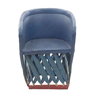 Sillón. Siglo XX. Estilo rústico. En talla de madera. Con respaldo y asiento tipo piel color azul. Decorado con cestería.