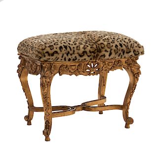Taburete. Siglo XX. En talla de madera dorada. Con asiento de bejuco con cojín en tapicería de animal print. 55 x 63 x 43 cm.
