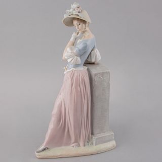 Mujer con sombrilla. España, siglo XX. Elaborada en porcelana Lladró acabado brillante. 38 cm de altura.