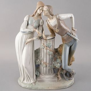 Romeo y Julieta. España, siglo XX. Elaborada en porcelana Lladró acabado brillante. 44 x 32 x 14 cm