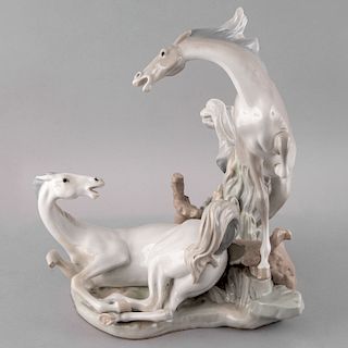 Escultura ecuestre. España, siglo XX. Elaborada en porcelana Lladró acabado brillante. 38 x 35 x 32 cm