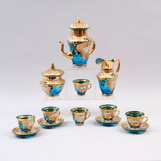 Juego de té. Siglo XX. Elaborado en crista de bohemia color verde con aplicaciones de motivos florales. Piezas: 11