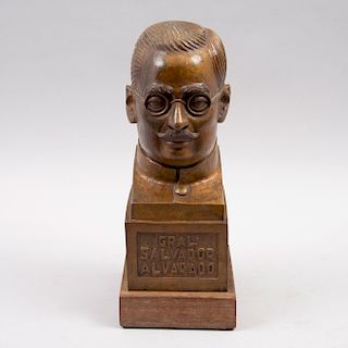 Enrique Gottdiener. Busto del General Salvador Alvarado. Firmado y fechado 1980. Fundición en bronce con base de madera.