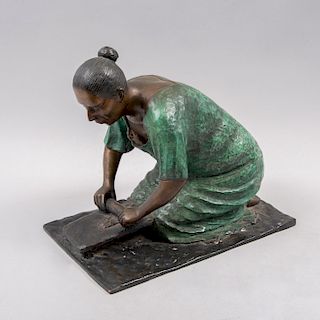 M. González. Escultura de mujer sentada. Firmada. Mujer con petate. 26 x 29 x 19 cm