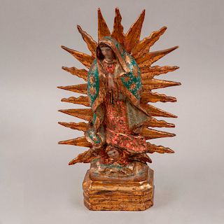 María Santísima de Guadalupe. México, siglo XX. Talla en madera con policromía con estuco. 30 cm de altura.