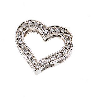 Dije con diamantes en oro blanco de 14k. Diseño de corazon. 18 diamantes corte 8 x 8. Peso: 2.4 g.