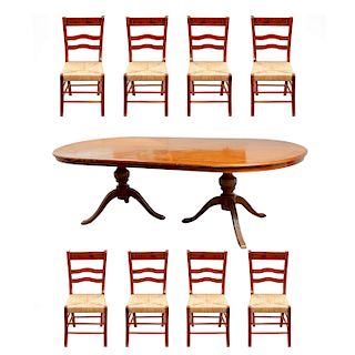 Comedor. Siglo XX. Elaborado en madera laqueada. Consta de: Mesa. Cubierta oval y sillas con asientos de palma tejida. Piezas: 9