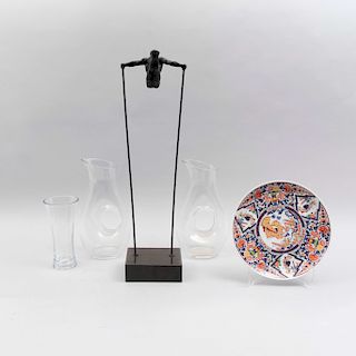 Lote mixto: a) Plato decorativo de porcelana Esther, China, estilo Imari policromada acabado brillante, 26 cm de diametro, b) Par de...