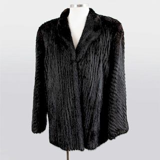 Abrigo 3/4 de largo elaborado en piel de mink color negro con etiquetado Carlo Giovanni. Talla aproximada: Mediana.