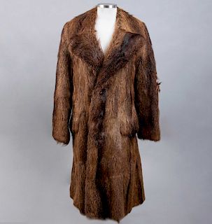 Abrigo largo de caballero, elaborado en piel color de castor, con botones. Talla aproximada: Mediana.