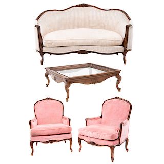 Sala. Consta de: Love seat. Estructura de madera. Par de sillones de la marca Galerías Chippendale y mesa de centro. Piezas: 4