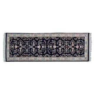 Tapete de pasillo. Persia, Sarough Sherkat Faish, siglo XX. Anudado a mano con fibras de lana y algodón. 80 x 234 cm