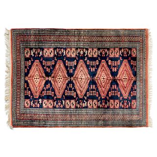 Tapete. Irak, Sarough Sherkat Faish, siglo XX. Anudado en fibras de lana y algodón. Decorado con motivos zoomorfos. 177 x 125 cm