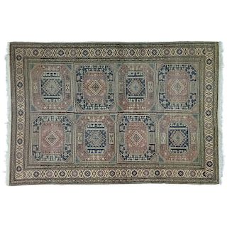 Tapete. Persia, siglo XX. Elaborado en fibras de lana y algodón. Diseño casetonado sobre fondo café. 215 x 145 cm