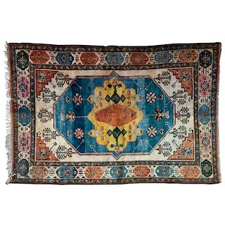 Tapete. Persia, siglo XX. Estilo Tabriz. Anudado a mano con fibras de lana y algodón. Decorado con motivos geométricos. 230 x 332 cm