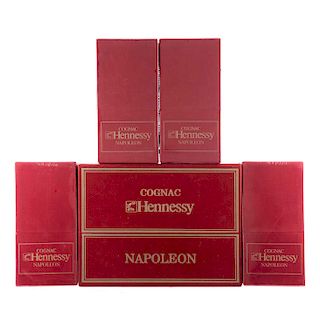 Hennessy Napoléon. Red book edition. Silver top. Cognac. Francia. Piezas: 5. Uno en estuche con dos copas.