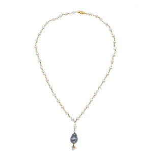 Collar con perlas en oro amarillo de 14k. 43 perlas de río. 1 perla cultivada en forma de gota color gris. Peso:12.8 g.