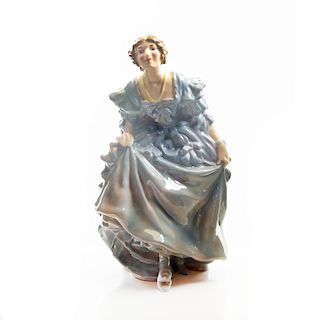 ROYAL DOULTON FIGURINE, THE CURTSEY HN66A