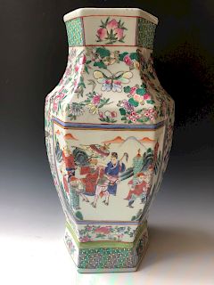 A CHINESE ANTIQUE FAMILLE-ROSE VASE, 19C