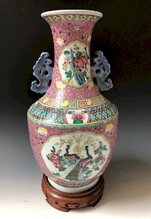 A CHINESE ANTIQUE FAMILLE-ROSE VASE,19C
