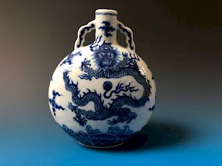 A CHINESE ANTIQUE  BLUE AND WHITE FIGURES MOONFLASK VASE.  QIANLONG MARKED  