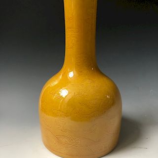 CHINESE ANTIQUE YELLOW DRAGON VASE. MARKED. 