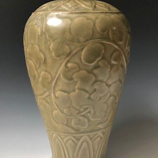 A CHINESE ANTIQUE  CARVED LONGQUAN CELADON VASE. 19C
