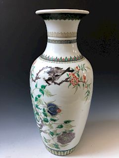 A ANTIQUE  CHINESE ANTIQUE FAMILLE ROSE  VASE . MARKED, 19 CENTURY.