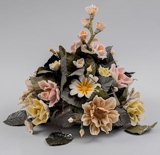 Bouquet. Siglo XX. Flores de porcelana, hojas en lámina laqueada y estructura de hierro entorchado en papel.