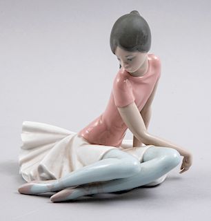 Bailarina. España, siglo XX. Elaborada en porcelana Lladró acabado brillante. 15.5 cm de altura.