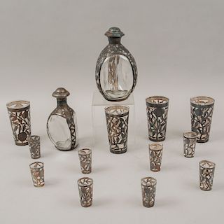 Lote de licoreras y vasos tequileros. México, siglo XX. Elaborados en vidrio con lámina de plata Sterling, licoreras Haig´s. Piezas: 14