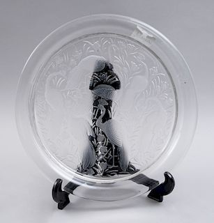 Platón. Francia, siglo XX. Elaborado en cristal opaco Lalique. Decorado con faisanes y motivos florales.