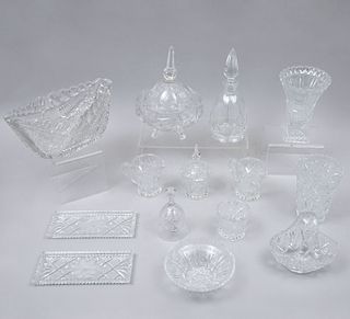 Lote de cristalería europea. Siglo XX. Elaborados en cristal cortado y vidrio prensado. Decorados con acanalados. Pz: 14